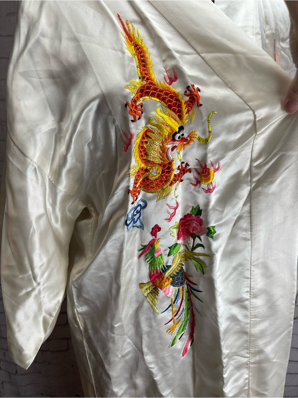 Golden bee vintage silk robe size large white with dragon and phoenix - Picture 3 of 16